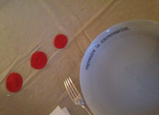 Un grand projet mûrit autour d’une jolie table…