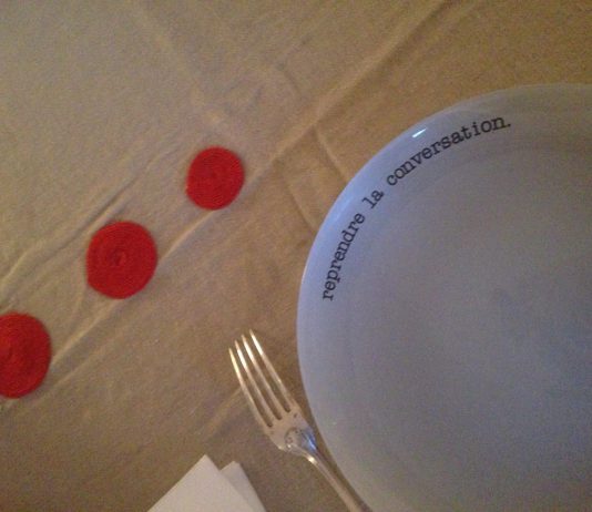 Un grand projet mûrit autour d’une jolie table…